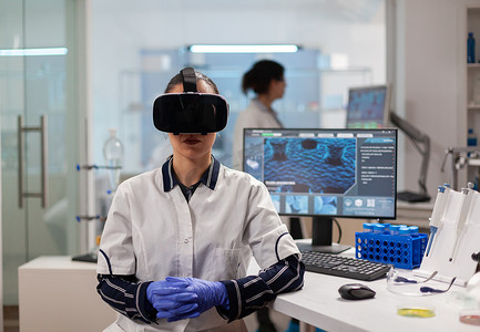 现代实验室戴虚拟现实眼镜的专业科学家