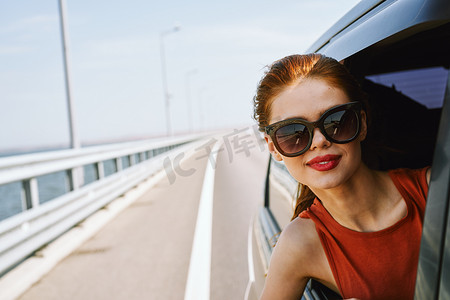 戴着太阳镜从车窗望出去的女人旅行生活方式