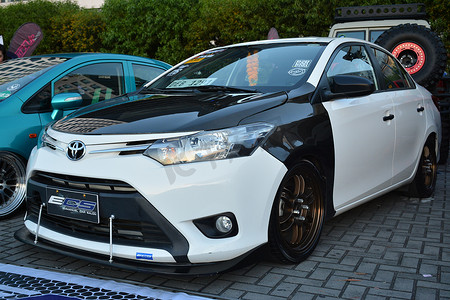 赛博朋克素材边框摄影照片_丰田威驰 (Toyota vios) 参加在菲律宾帕赛举行的 Bumper to Bumper 汽车展