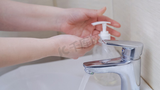 女人把抗菌肥皂放在手上