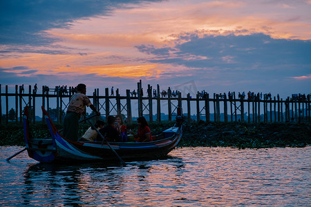 曼德勒摄影照片_缅甸曼德勒地区阿马拉普拉日落时乌本桥上的剪影人