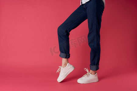 女式脚白色运动鞋时尚街头风格粉红色背景