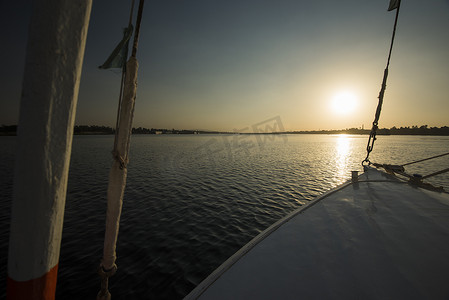 日落时从帆船上欣赏埃及尼罗河的景色
