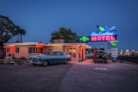 卡里姆摄影照片_新墨西哥州图克姆卡里历史悠久的蓝燕子汽车旅馆
