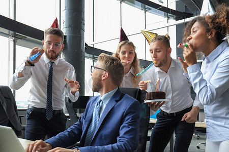 在现代办公室庆祝同事生日的业务团队
