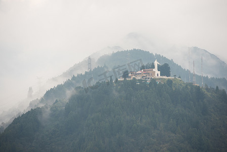 蒙塞拉特山层层叠叠的山和云