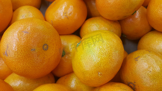 鲜橙子在超市出售，一堆橙子在市场上卖质感
