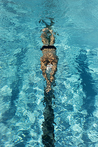 高角度男性游泳者游泳水池。