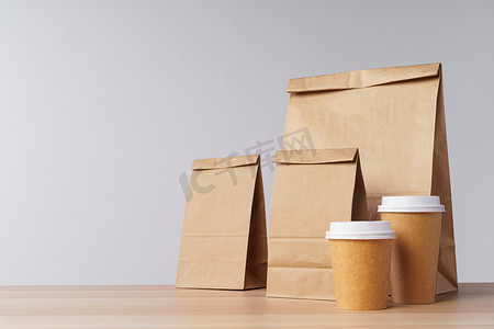 订单摄影照片_带外卖食品和咖啡杯容器的纸袋
