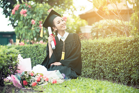 气球大学毕业摄影照片_快乐的毕业女学生-祝贺教育成功