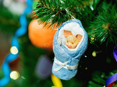 小猪2019摄影照片_圣诞树的老式新年装饰。