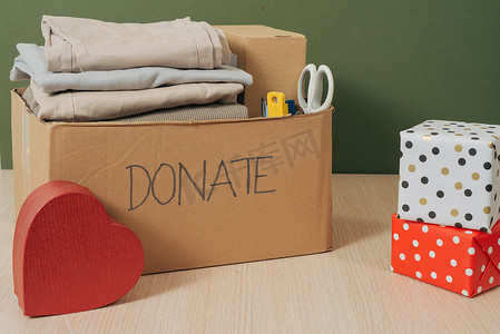 盒装牛角包摄影照片_用于概念捐赠和再利用回收的盒装衣服