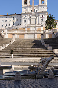 一名男子在意大利罗马废弃的西班牙台阶上拍照