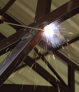 工人使用电焊连接建筑金属