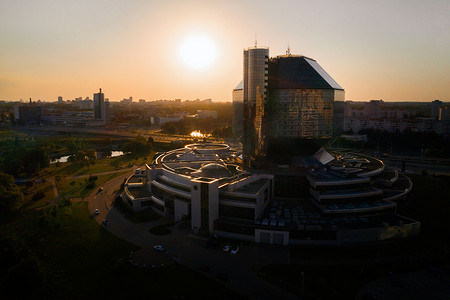 首都图书馆摄影照片_在白俄罗斯共和国首都明斯克，日落时分，国家图书馆和一个带公园的新社区的顶视图，一座公共建筑