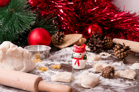 小女孩做圣诞饼干，圣诞背景，鲜艳的色彩，红色圣诞树装饰，复制空间