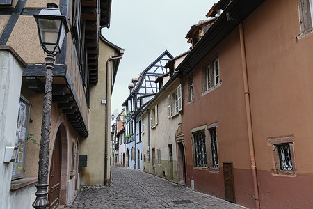 狭窄的中世纪街道在现代科尔马