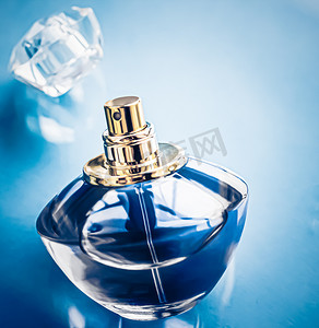 古龙香水摄影照片_男士古龙水、作为复古香水的香水瓶、作为节日礼物的香水、奢华香水品牌礼物