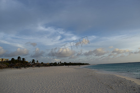 阿鲁巴白色海滩上美丽的金色日落，碧绿的海水 — 加勒比日落 — 真实的色彩，无滤镜