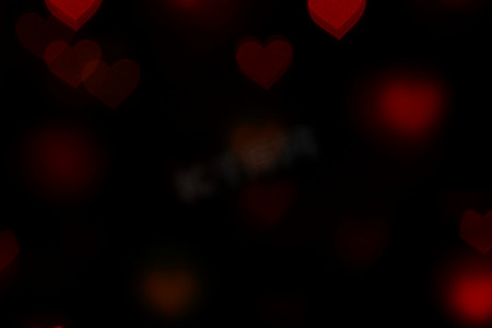黑色背景上的情人节红色心形彩色灯光散景装饰在夜间背景壁纸模糊情人节，爱情背景，灯光心形柔和的夜晚摘要