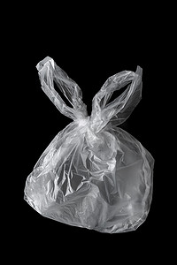 产品背景大气摄影照片_黑色背景中皱巴巴的一次性塑料袋