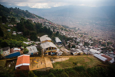 哥伦比亚麦德林连绵起伏的丘陵上许多房屋的鸟瞰图。