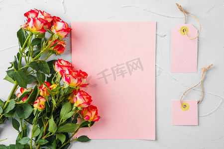 花朵字母摄影照片_粉红色纸质字母和带复制空间的花朵的顶部视图