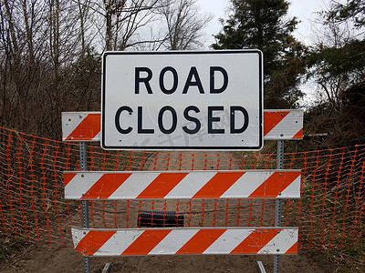 白色道路封闭标志和带小径或路径的条纹路障