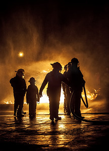 孩子消防员摄影照片_一个孩子正在观看火被扑灭