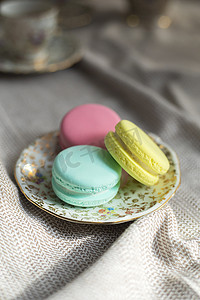 传统的法式彩色马卡龙饼干站在木桌上，柔和的颜色马卡龙适合下午茶或咖啡