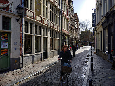 比利时根特 — 2019年11月2日：游客在街道和道路上四处走动