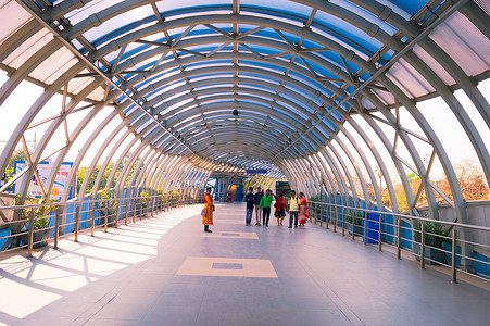 玻璃钢材质摄影照片_未来派的 Dakshineswar Rani Rashmoni Skywalk 高架通道由玻璃钢制成。