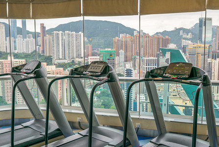 透过壁挂玻璃可欣赏城市景观的健身房