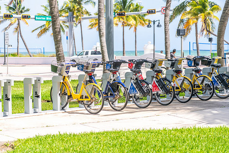 美国佛罗里达州劳德代尔堡 — 2019年9月20日：在佛罗里达州劳德代尔堡的公共售货亭出租自行车