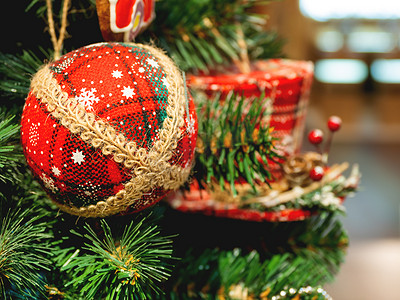 传统花纹摄影照片_手工制作的圣诞树装饰。