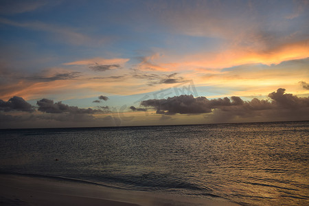 阿鲁巴岛白色海滩上美丽的金色日落和碧绿的海水 — 加勒比日落 — 真实的色彩，没有滤镜