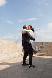 幸福的已婚夫妇在建筑屋顶庆祝结婚周年纪念日