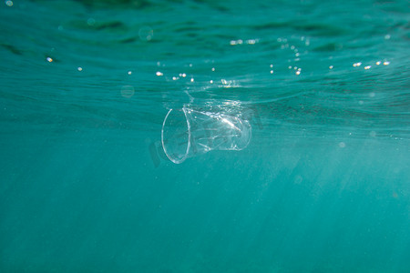 塑料杯漂浮在开阔的海洋中。