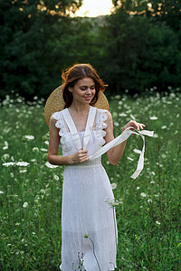 穿白裙的女人在大自然中漫步的魅力