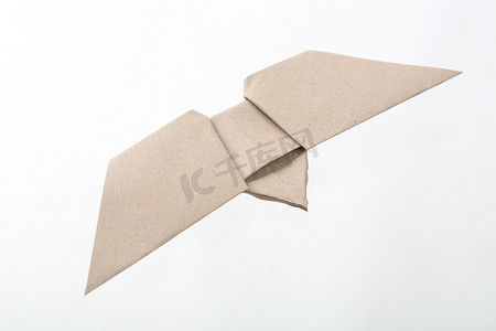 折纸鸟纸艺通过回收纸隔离在白色黑色