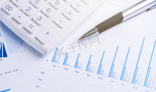 白色计算器和报告，包括图表和图表、年度财务利润概览的概念、银行和投资、复制空间、宏观、特写