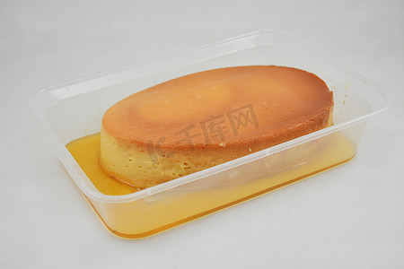 放在扁平浴缸中的 Leche flan 菲律宾美食