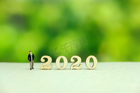 商人用梦幻般的绿色背景问候 2020 年新年快乐