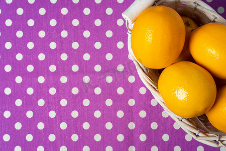 点缀紫色桌布上的柠檬篮