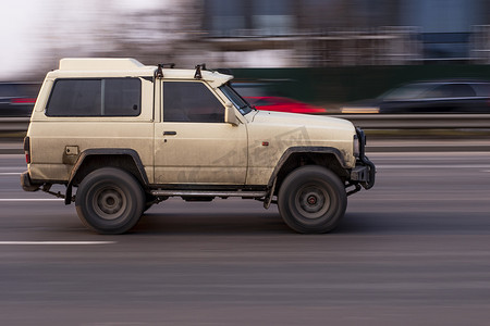 乌克兰，基辅 - 2021 年 3 月 11 日：白色日产巡逻车在街上行驶。