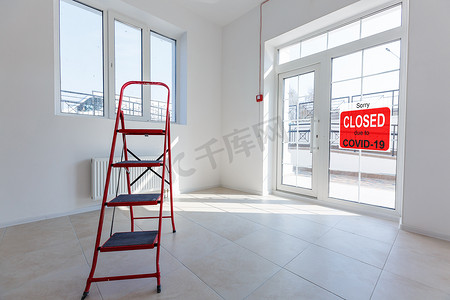 消息中心图标摄影照片_商务中心因 COVID-19 而关闭，在门窗上抱歉地签名。