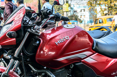 2020年3月印度西孟加拉邦加尔各答路边汽车修理店发现英雄本田摩托车经典红色模型，配有燃料储存箱和发动机控制单元特写 2020年3月