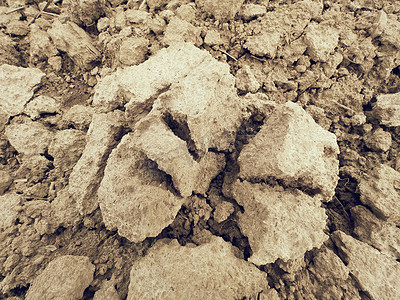 田野上干燥的尘土飞扬的粘土。
