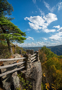 库珀斯岩州立公园俯瞰西弗吉尼亚州的奇特河，秋天的色彩