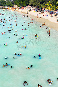 2019年12月8日，毛里求斯岛，当地人周末放松，在印度洋游泳